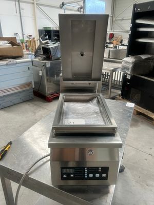 une photo d'une friteuse professionnelle dans un entrepôt