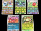 quatre cartes Pokémon différentes posées les unes sur les autres sur une table