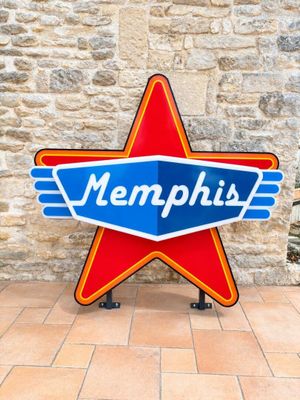 une grande enseigne portant l'inscription « Memphis » sur la façade d'un immeuble