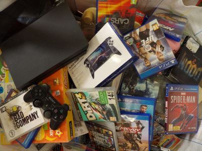 une pile de jeux vidéo et de jeux posée sur un lit