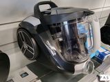 un aspirateur posé sur un plan de travail