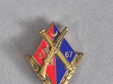 une image représentant une broche dorée et bleue ornée d'une croix