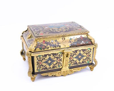 une boîte dorée et noire ornée de fleurs et d'oiseaux
