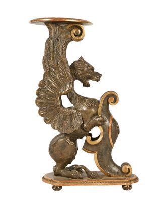 une image représentant une statue de cheval avec un oiseau sur le dos
