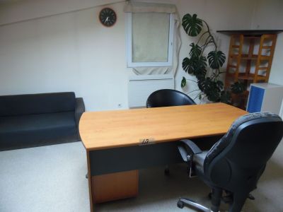 un bureau avec une chaise et un canapé dans une pièce