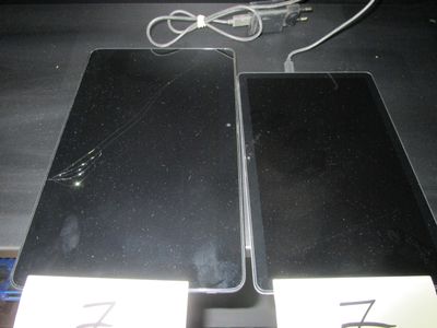 deux ordinateurs portables posés sur une table