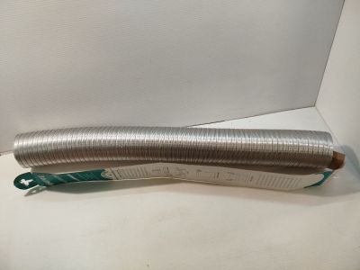 un tube métallique posé sur une table