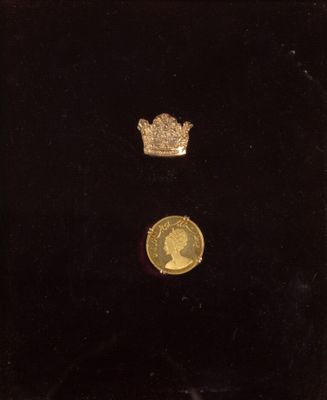 une pièce d'or sur laquelle est représentée une couronne, surmontée d'une autre couronne