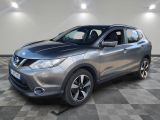 une Nissan QX-V argentée garée sur un sol à damier