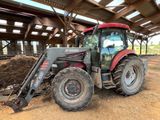 un tracteur garé dans la terre