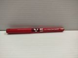 un stylo rouge posé sur une boîte blanche
