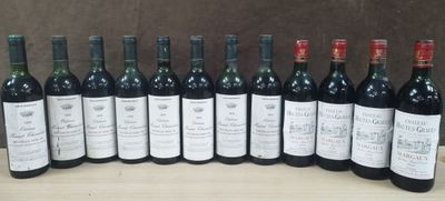 plusieurs bouteilles de vin sont alignées sur une table