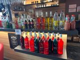 de nombreuses bouteilles d'alcool sur une étagère dans un bar