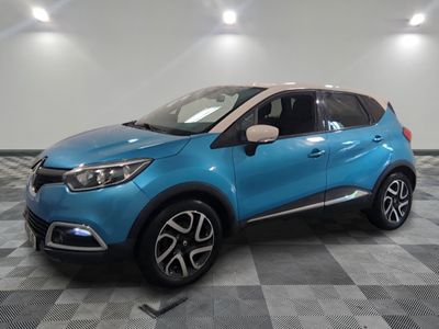 une voiture bleue est garée dans une pièce au sol à carreaux