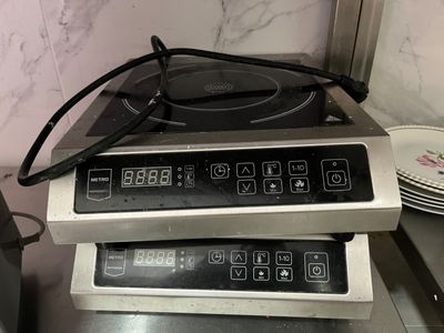 une cuisinière sur laquelle sont posées plusieurs assiettes