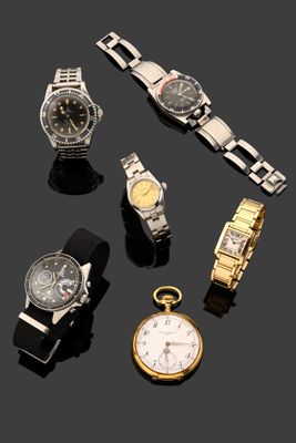 un assortiment de montres et une montre de poche posés sur une table