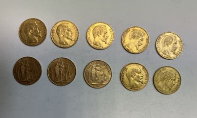 gros plan d'un paquet de pièces d'or sur une table