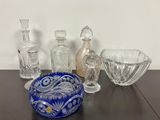 de nombreux objets en verre de toutes sortes, disposés ensemble sur une table