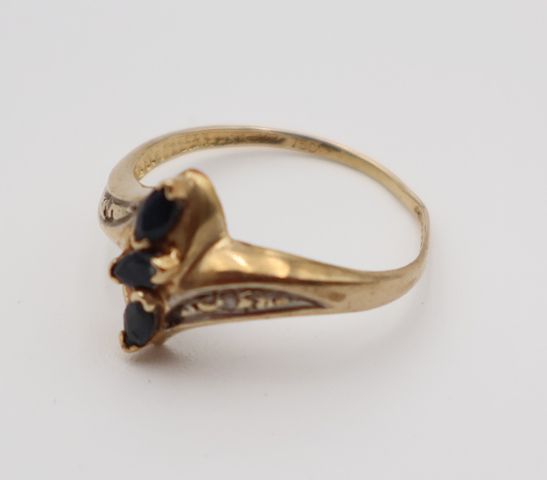 Bague en or 18 carats 750 millièmes à décor de trois petites pier...
