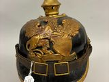 un vieux casque orné d'un aigle royal
