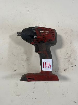une image représentant une perceuse sans fil posée sur une surface blanche