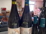 Plusieurs bouteilles de vin sont posées sur une table dans une pièce