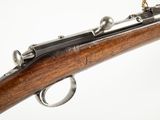 un gros plan d'un fusil sur fond blanc, avec une chaîne