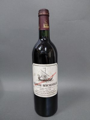 une bouteille de vin posée sur une table