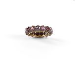 un gros plan d'une bague ornée de trois pierres de couleurs différentes