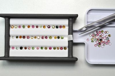 un plateau contenant plusieurs pierres de différentes couleurs