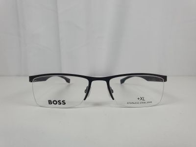 une paire de lunettes sur laquelle est inscrit « boss »