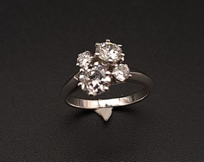 une image d'une bague en diamant sur une surface noire