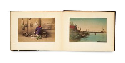 un livre ouvert avec deux photos de personnes assises sur un bateau