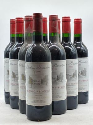 six bouteilles de vin rouge sont alignées
