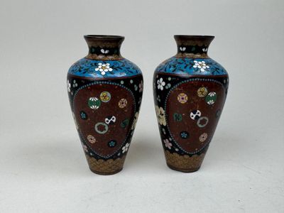 une paire de vases posés sur une surface blanche, sur fond blanc