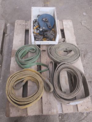 une caisse de tuyaux et une autre caisse de tuyaux sur une palette