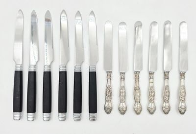 cinq types d'argenterie différents sur une surface blanche