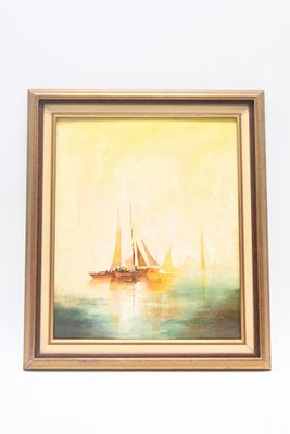 tableau représentant un voilier en pleine mer, avec un ciel jaune en arrière-plan