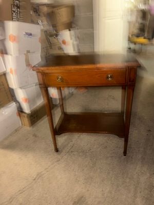 une petite table avec un tiroir dans une pièce