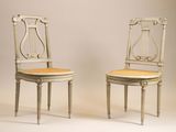 paire de chaises anciennes avec dossier et assise en forme de harpe