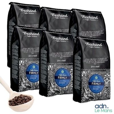 quatre sachets de café Freshland, avec une cuillère à côté