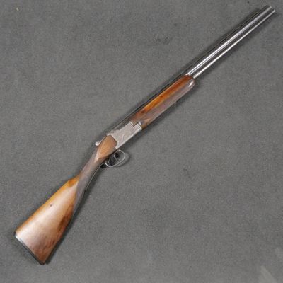 un fusil avec une poignée et un canon en bois