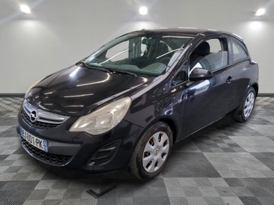 la photo d'une voiture noire garée dans un garage