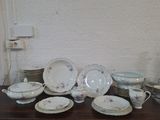 une table sur laquelle se trouvent plusieurs assiettes et bols
