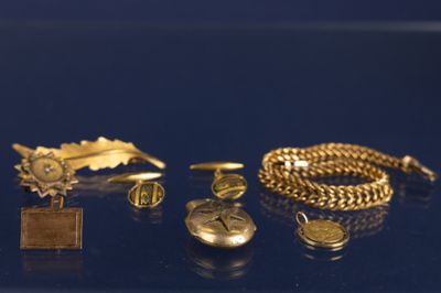 de nombreux bijoux en or sur un fond bleu