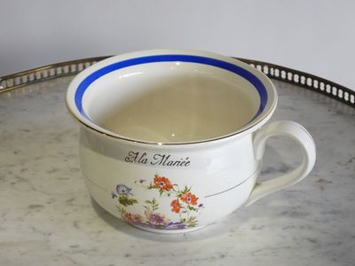une tasse de thé posée sur un plateau en argent, sur une table