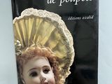 un livre sur lequel figure l'image d'une poupée