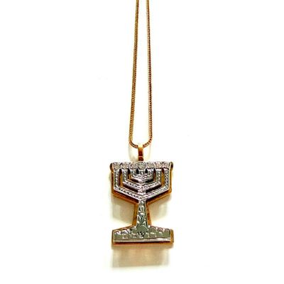 une image représentant un collier en forme de menorah en or et diamants sur fond blanc