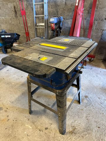 Scie circulaire sur table 1500W. Fonctionne