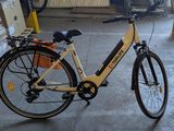 un vélo garé dans un garage